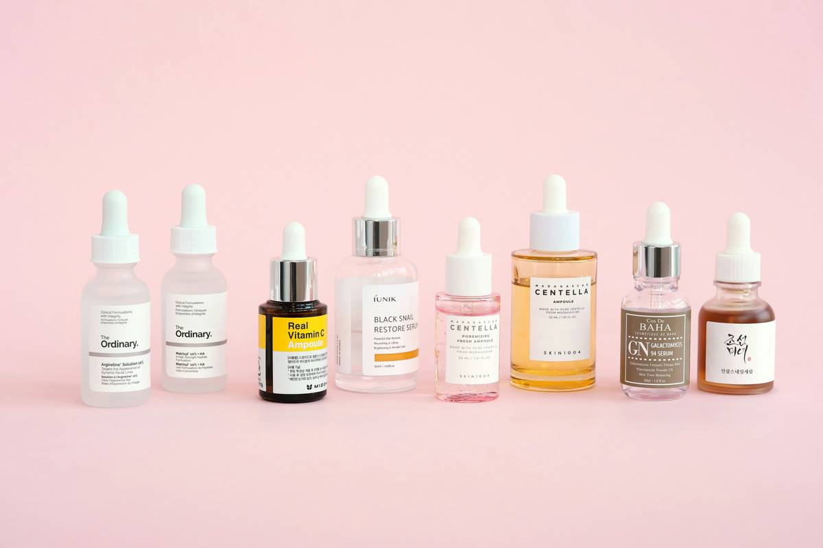 Infographic showing key ingredients in a hydrating body serum: hyaluronic acid, glycerin, panthenol, squalane, and phenoxyethanol as preservative